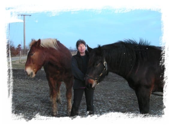 Andrea Loga mit zwei Pferden – Herstellung und Vertrieb von Pferdepflegemitteln in Malgersdorf, Deutschland.